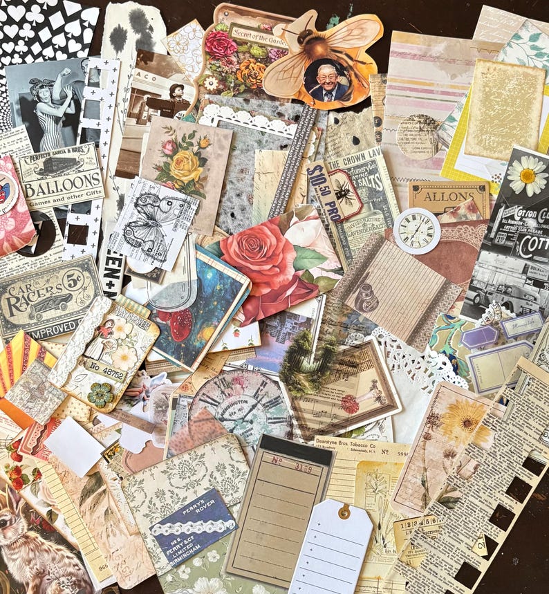 K&ouml;nnte beinhalten: Eine Sammlung verschiedener Papier-Ephemera, darunter Postkarten im Vintage-Stil, Blumenillustrationen, Zifferbl&auml;tter, Briefmarken und gedruckte Textausschnitte. Das Sortiment weist verschiedene Texturen, Muster und Farben auf, darunter Rosen, Schmetterlinge und Bienen, die in einer dichten, &uuml;berlappenden Anordnung geschichtet sind.