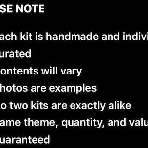 K&ouml;nnte beinhalten: Eine schwarze Informationstafel mit wei&szlig;em Text, der lautet: PLEASE NOTE. Each kit is handmade and individually curated. Contents will vary. Photos are examples. No two kits are exactly alike. Same theme, quantity, and value guaranteed.