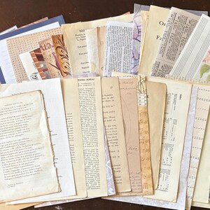 K&ouml;nnte beinhalten: Eine Sammlung verschiedener Papier-Ephemera mit alten Buchseiten, gedrucktem Text, Notenbl&auml;ttern und Blumenmustern. Der Stapel enth&auml;lt verschiedene Texturen und Schattierungen in Creme, Beige, Wei&szlig; und Schwarz, wobei einige Seiten gealterte R&auml;nder aufweisen.