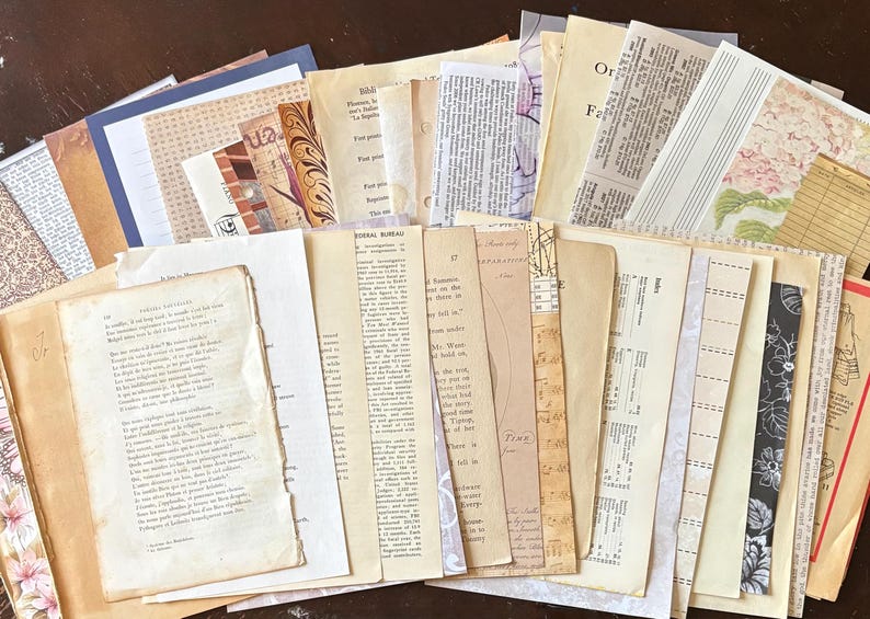 K&ouml;nnte beinhalten: Eine Sammlung verschiedener Papier-Ephemera mit alten Buchseiten, gedrucktem Text, Notenbl&auml;ttern und Blumenmustern. Der Stapel enth&auml;lt verschiedene Texturen und Schattierungen in Creme, Beige, Wei&szlig; und Schwarz, wobei einige Seiten gealterte R&auml;nder aufweisen.