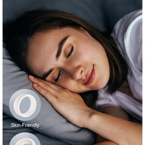 K&ouml;nnte beinhalten: Das Bild zeigt eine Person, die auf einem grauen Kissen ruht. Der Text oben lautet "Soft Silicone Material". Zwei wei&szlig;e Silikonringe werden mit dem Text "Skin-Friendly" und "Easy to Clean" angezeigt. Das Thema ist Komfort und Benutzerfreundlichkeit.