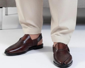 Herrsandaler i mörkbrunt läder från Peshawari Chappal | Texturerade slingbacks