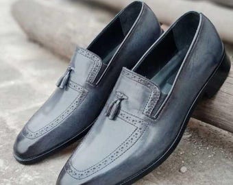 Zapatos mocasines de cuero gris hechos a mano para hombre: elegantes y cómodos.