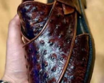 Handgemaakte bruine leren struisvogel reliëf Peshawari Chappal: authentieke herensandalen