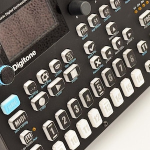 Komplett uppsättning ersättningstangenter för Elektron Digitone MK1 – Transparenta ikoner och större text