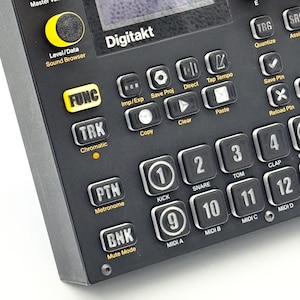 Op de afbeelding: Een zwarte Digitakt drumcomputer en sampler met een raster van vierkante knoppen met witte cijfers en labels. De interface bevat een gele Level/Data-knop, een FUNC-knop en diverse bedieningselementen zoals TRK, PTN en BNK.