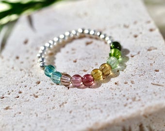 Anillo de turmalina arcoíris para chakras: joyería elástica curativa de plata de ley.