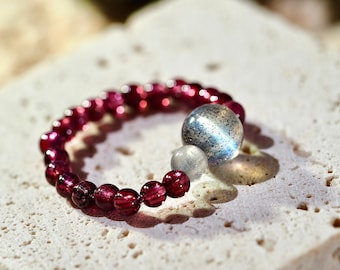 Anillo de piedra lunar gris y granate / Joyería energética de cristal hecha a mano