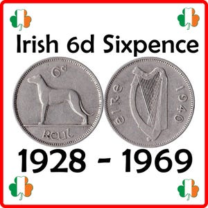 Może przedstawiać: Dwie irlandzkie monety sześciopensowe, jedna z chartem, a druga z irlandzką harfą. Monety pochodzą z lat 1928-1969. Tekst "Irish 6d Sixpence" jest wyświetlany nad monetami, z grafiką koniczyny.