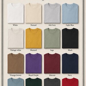 Op de afbeelding: Kleurenkaart met T-shirts in diverse kleuren, waaronder wit, asgrijs, lichtblauw, mosterd, zwart, koninklijk paars, marineblauw en rood. Elk shirt wordt netjes weergegeven, waarbij de beschikbare kleuropties worden getoond.