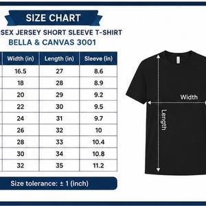 Op de afbeelding: Maattabel voor een unisex jersey T-shirt met korte mouwen, met afmetingen in inches. De tabel bevat maten XS tot 5XL, met breedte-, lengte- en mouwmaten. Een zwarte T-shirt-afbeelding illustreert de meetpunten.