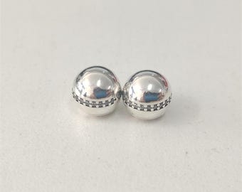 Brazalete abierto Pandora con tapas brillantes y precio de venta recomendado