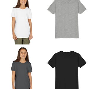 Peut inclure: Quatre t-shirts &agrave; manches courtes, blancs, gris, gris fonc&eacute; et noirs. Les chemises sont pr&eacute;sent&eacute;es s&eacute;par&eacute;ment, et deux sont port&eacute;es par une personne. Les chemises ont un col rond.