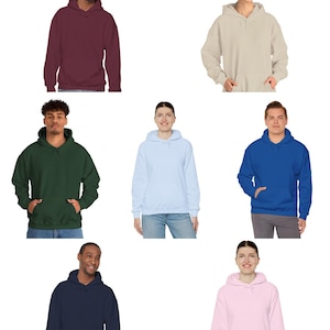 Peut inclure: Plusieurs sweats &agrave; capuche de couleurs vari&eacute;es, dont bordeaux, beige, vert for&ecirc;t, bleu clair, bleu roi, marine et rose. Chaque sweat-shirt est dot&eacute; d'une poche avant et d'une capuche &agrave; cordon. Les mod&egrave;les portent les sweat-shirts.