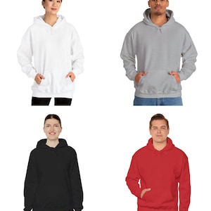 Peut inclure: Quatre personnes portant des sweats &agrave; capuche de couleur unie : blanc, gris, noir et rouge. Chaque sweat &agrave; capuche a une capuche, une poche avant et des manches longues. Les personnes se tiennent devant un fond blanc.