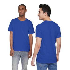 Peut inclure: Deux personnes portant des t-shirts ras du cou bleu roi. Les chemises ont des manches courtes et un design simple et classique. Les mod&egrave;les se tiennent devant un fond blanc. Un mod&egrave;le fait face &agrave; la cam&eacute;ra et l'autre est tourn&eacute; sur le c&ocirc;t&eacute;.