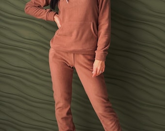 Conjunto deportivo de felpa para mujer. Sudadera con capucha y pantalón deportivo. Conjunto cálido y cómodo para estar en casa. Conjunto de dos piezas.