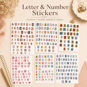 Peut inclure: Six feuilles d'autocollants de lettres et de chiffres de différentes couleurs et polices. Les autocollants comprennent des alphabets majuscules et minuscules, des chiffres et des symboles. Les autocollants sont disposés sur des feuilles rectangulaires blanches.