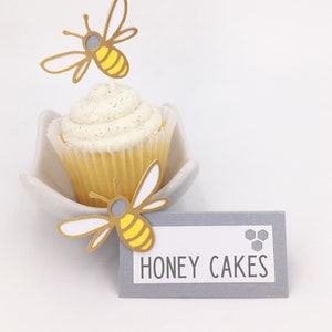 Honey Bee and Honeycomb Half Fold Place Tarjetas o etiquetas de alimentos Set de 12 por tu pequeño cupcake