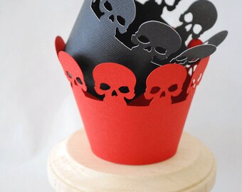 Zestaw 12 papierków do babeczek z czaszką na Halloween od Your Little Cupcake