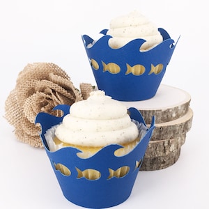 Envoltorios para cupcakes con forma de pez y olas del océano en el color de su elección. Cantidad: 12. Por Your Little Cupcake.