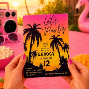 Puede incluir: Una invitación de cumpleaños con un diseño de puesta de sol tropical. La invitación dice "Let's Party" e incluye detalles para una fiesta para "Erika" que cumple 12 años. La invitación se sostiene frente a un fondo rosa con una radio y gafas de sol rosas.