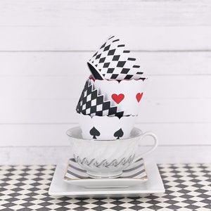 Alice im Wunderland Mix Double Layered Cupcake Wrappers