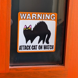 ATTACK Katzenbewachung Fensternetz Katzenbewachung | Miezekatze Geschenk für Katzenliebhaber Katzenfreundin | lustiges Katzengeschenk Vorsicht Schild