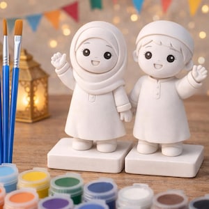 Könnte beinhalten: Ein Bastelset mit zwei weißen Keramikfiguren, einem Mädchen und einem Jungen, Pinseln und bunten Farbtöpfen. Die Figuren stehen auf weißen Sockeln, der Junge trägt eine Mütze und das Mädchen einen Hidschab.