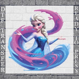 Könnte beinhalten: Digitaler DTF-Transfer mit einer Cartoon-Illustration einer Prinzessin in einem blauen Kleid mit einem fließenden rosa und blauen Design. Die Worte "READY TO PRESS" sind vertikal auf der rechten Seite gedruckt.