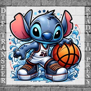 Peut inclure: Transfert DTF (Direct to Film) représentant Stitch de Disney en tenue de basket-ball. Le personnage bleu tient un ballon orange, entouré de graphismes aquatiques. Le texte "READY TO PRESS" est sur le côté droit.