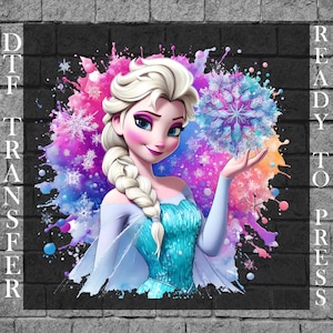 Könnte beinhalten: DTF-Transfer mit einem Cartoon-Bild einer Frau mit blonden Haaren und einem blauen Kleid, die eine Schneeflocke hält. Der Hintergrund hat ein farbenfrohes Spritzdesign mit Schneeflocken. Der Text "READY TO PRESS" befindet sich auf der rechten Seite und "DTF TRANSFER" auf der linken Seite.