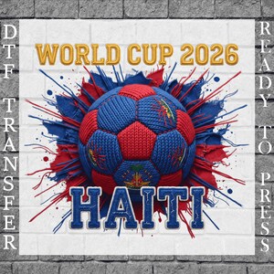 Può includere: Un design di trasferimento DTF con un pallone da calcio rosso e blu, il testo "WORLD CUP 2026 HAITI" e dettagli rossi e blu. Il design è su uno sfondo di muro di mattoni bianchi, con "READY TO PRESS" visualizzato.