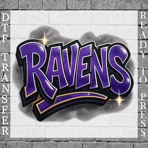 Può includere: Un trasferimento DTF (Direct to Film) con la parola "RAVENS" in un font in stile graffiti. Il testo è principalmente viola con un contorno nero e accenti dorati, su sfondo bianco. Le parole "READY TO PRESS" sono stampate verticalmente a destra.