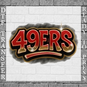 Puede incluir: Una transferencia DTF (Directo a Película) con el texto "49ERS" en rojo, dorado y negro, con efecto de sombra. El diseño se encuentra sobre un fondo de pared de ladrillos blancos, con las palabras "READY TO PRESS" y "DTF TRANSFER" a los lados.