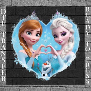 Könnte beinhalten: Ein DTF-Transfer (Direct to Film) mit einem herzförmigen Design mit zwei animierten Prinzessinnen, Anna und Elsa, die mit ihren Händen ein Herz formen. Olaf der Schneemann ist unten. Die Wörter "READY TO PRESS" und "DTF TRANSFER" sind an den Seiten aufgedruckt.