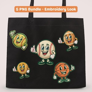 Op de afbeelding: Zwarte draagtas met vijf cartoon sportbal-personages: honkbal, basketbal, voetbal en tennisbal. Elk personage lacht en geeft een duim omhoog. De tekst "5 PNG Bundle - Embroidery Look" staat bovenaan.