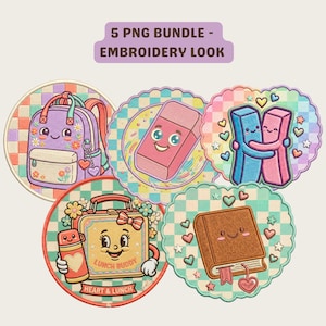 Op de afbeelding: Een verzameling van vijf PNG-ontwerpen met borduureffect. De ontwerpen omvatten een paarse rugzak, een roze gum, twee knuffelende blauwe en roze blokken, een lunchbox met thermoskan en een bruin boek. De ontwerpen staan op een geschulpte, geblokte achtergrond. Tekst: "5 PNG BUNDLE - EMBROIDERY LOOK".