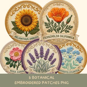 Op de afbeelding: Vijf geborduurde botanische patches met een zonnebloem, Californische papaver, roos, lavendel en vergeet-mij-nietjes. Elke ronde patch heeft een gedetailleerd bloemendesign en botanische naam op een banner. De tekst "5 BOTANICAL EMBROIDERED PATCHES PNG" staat onderaan.