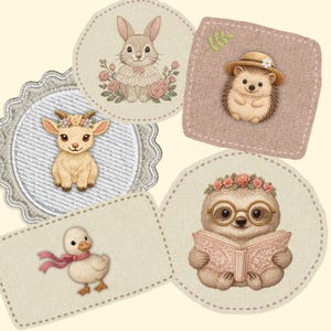 Puede incluir: Una colección de ilustraciones de animales caprichosos, que incluyen un conejo, un erizo, una cabra, un patito y un perezoso. Cada animal está adornado con detalles florales y presentado sobre un fondo texturizado con costuras decorativas. La paleta de colores es suave y pastel.