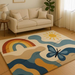 Könnte beinhalten: Rechteckiger Teppich mit einem verspielten Design, das einen Regenbogen, eine Sonne und einen Schmetterling zeigt. Der Teppich hat einen cremefarbenen Hintergrund mit blauen, gelben und braunen abstrakten Formen. Er liegt auf einem Holzboden.