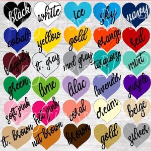 Op de afbeelding: Een verzameling hartvormige kleurstalen, elk met een andere kleurnaam in een cursief lettertype. Kleuren zijn onder meer zwart, wit, ijs, lucht, marine, geel, goud, oranje, rood, bordeaux, t. grijs, med grijs, turkoois, munt, groen, limoen, lila, lavendel, paars.