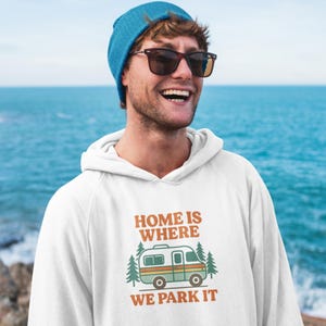 Moletom com capuz "O lar é onde estacionamos", moletom retrô para trailers, presente para a vida em trailers, moletom com capuz para vans, pulôver para amantes de acampamento, suéter aconchegante para viagens