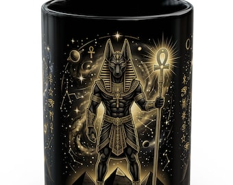 Caneca Anúbis e Pirâmides Cósmicas | Caneca de Café Preta da Mitologia Egípcia