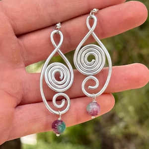 Pendientes colgantes de aluminio con turmalina en espiral y engaste de alambre.