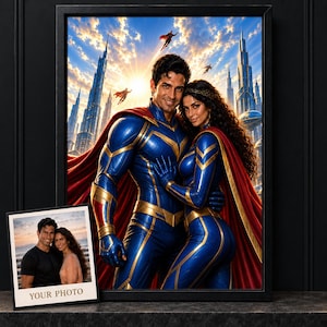 Peut inclure: Une impression murale encadrée représentant un couple en costume de super-héros bleu et or avec des capes rouges, devant une ville futuriste. Une petite impression séparée montre un couple avec le texte YOUR PHOTO en bas.