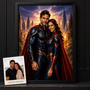 Peut inclure: Une impression d'art numérique encadrée représentant un couple en super-héros avec des costumes bleu et or et des capes rouges, devant une ville futuriste au coucher du soleil. Une photo encadrée plus petite montre le même couple en tenue décontractée.