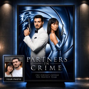 Peut inclure: Une affiche de film personnalisée montrant un homme en smoking blanc et une femme en robe de satin bleu tenant des pistolets sur un fond en spirale bleue. Le texte indique PARTNERS IN CRIME, THE PERFECT COVERS, THE PERFECT TEAM et YOUR PHOTO.