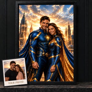 Peut inclure: Une impression d'art numérique encadrée montrant un couple en costume de super-héros bleu et or avec des capes, devant une ville futuriste au coucher du soleil. Une petite photo avec le texte YOUR PHOTO est affichée au premier plan.