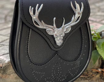 Sporran de cuero negro con emblema de cabeza de ciervo, estilo celta